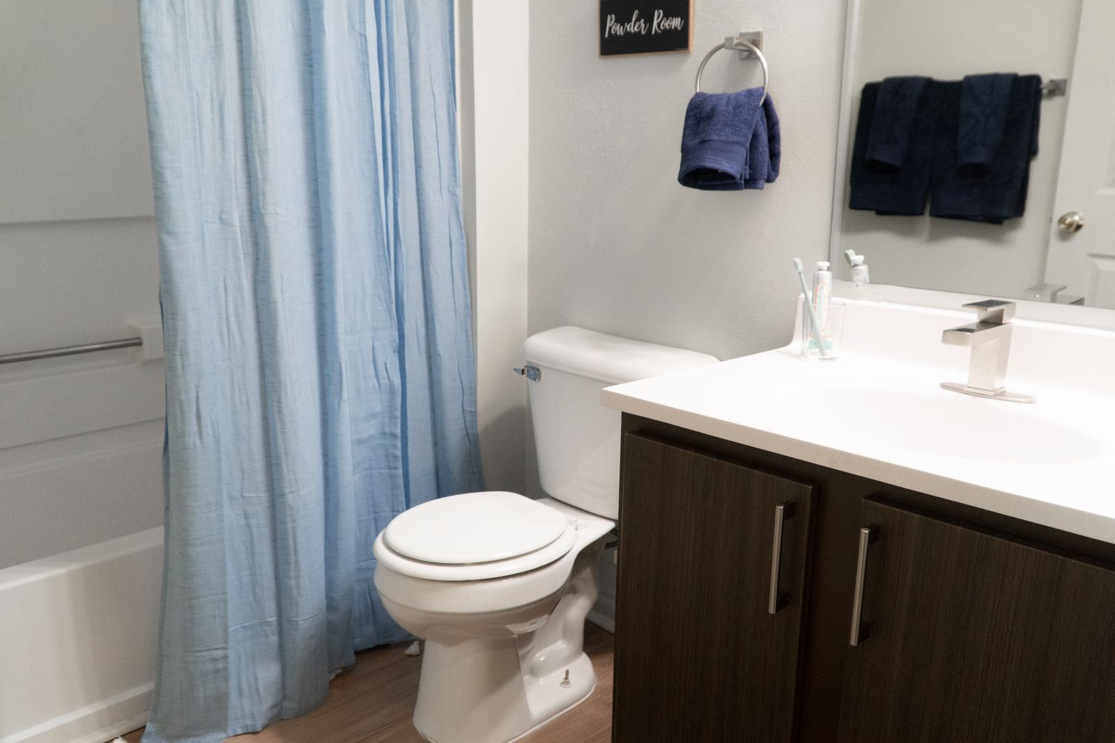 bathroom with tub